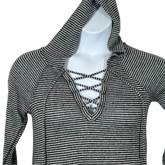 American Eagle Soft & Sexy Striped Lace-Up Lightweight Hoodie Tee Size Small - Picture 3 of 13